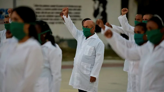 El Gobierno rechaza que Cuba ayude contra el coronavirus EL MUNDO (Vídeo) // AFP (Foto)