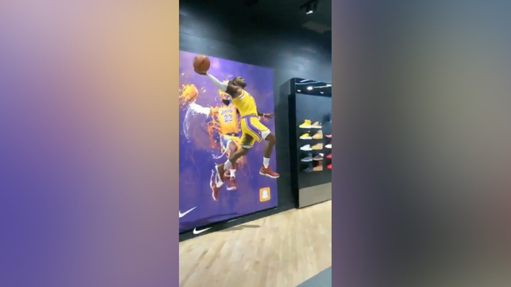 La publicidad de LeBron James 'cobra vida' en una tienda deportiva | MARCA  Claro México